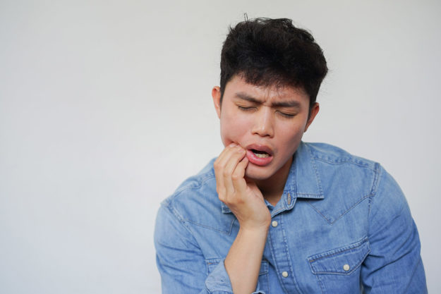I have a dental emergency man wondering do i have a dental emergency